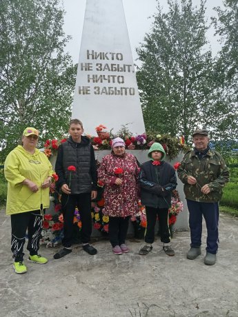 Возложение цветов и венков к Обелиску Славы