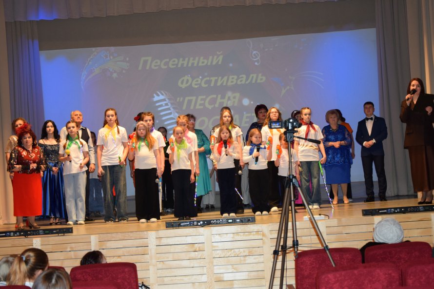 Отчетный концерт вокальных коллективов  Дома культуры п. Каджером «Песня остаётся с человеком»